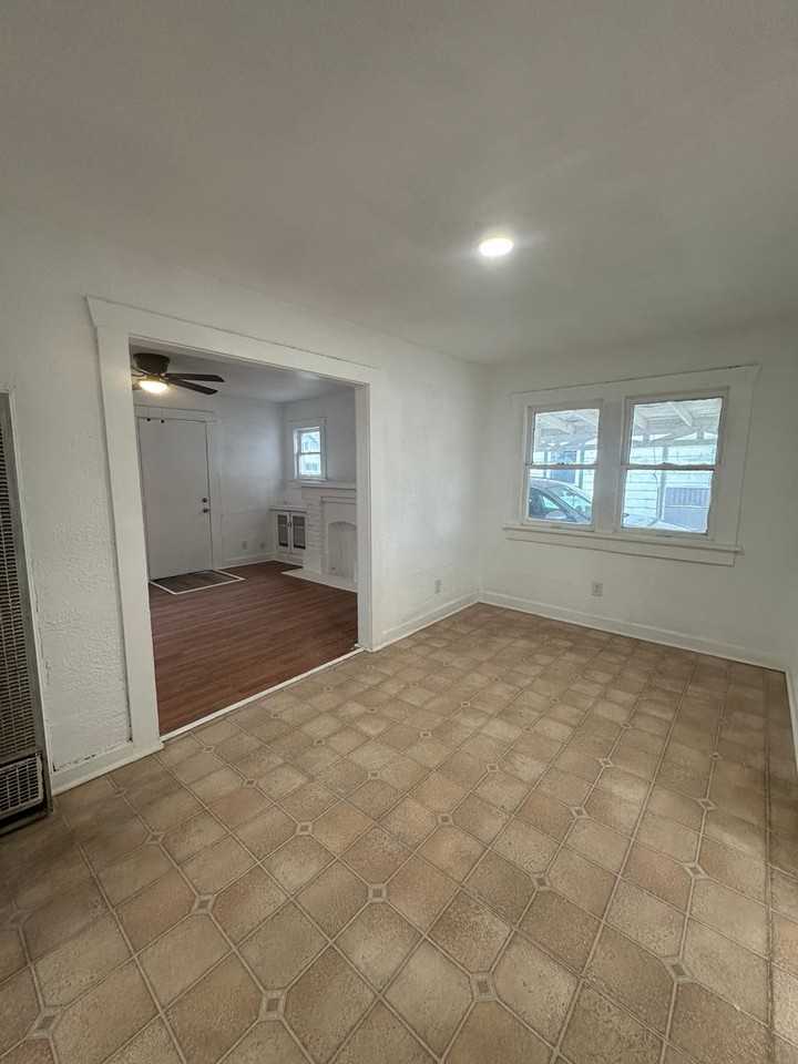 2106 S Pierce St - Photo 7 of 19