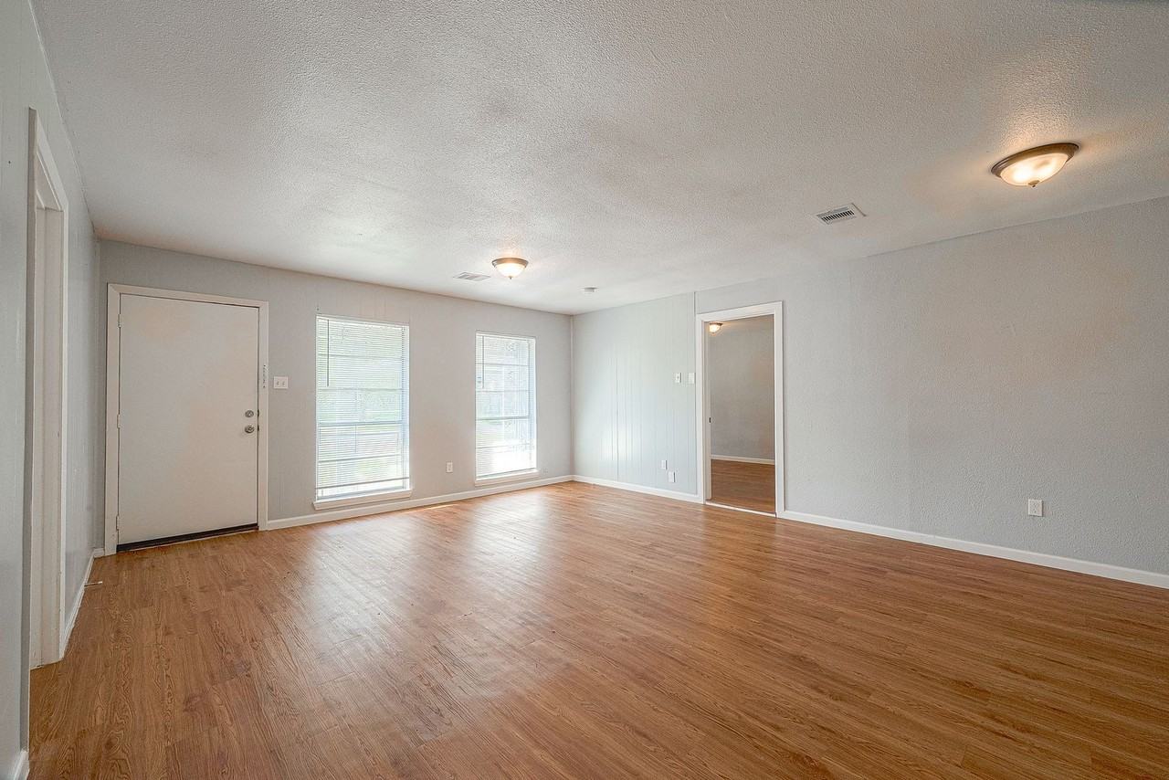 5619 Willow Glen Dr - Photo 3 of 13