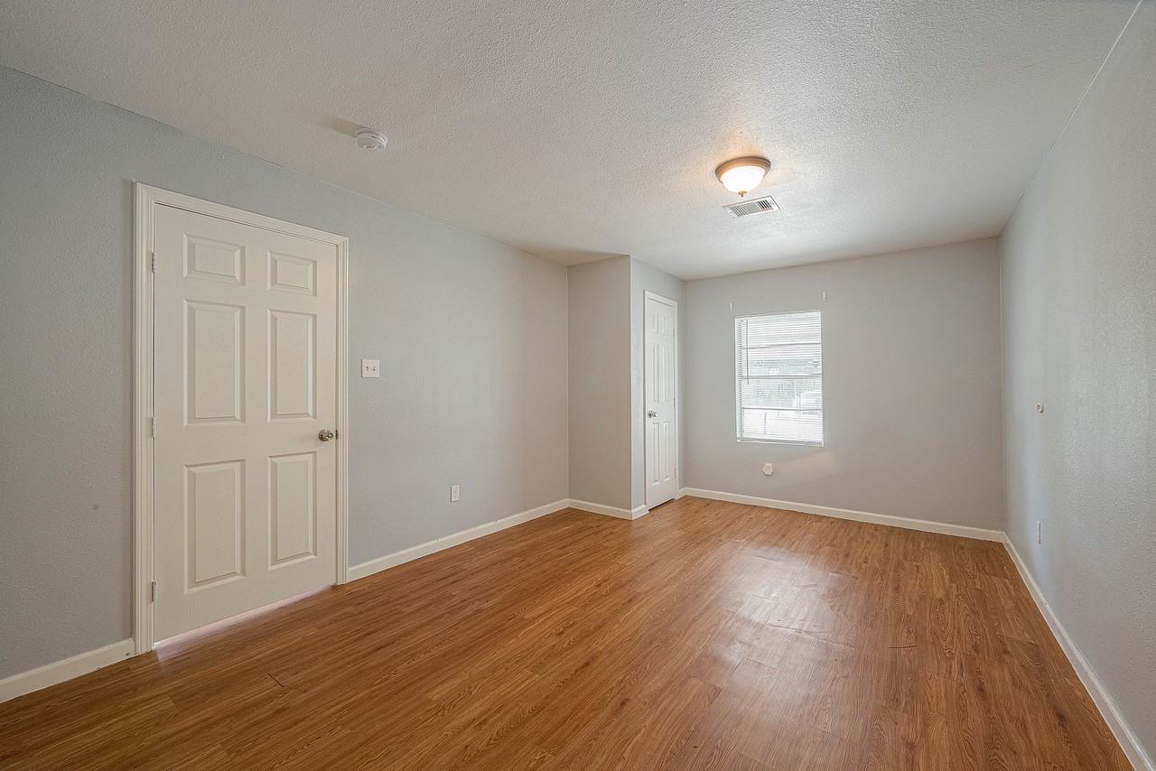 5619 Willow Glen Dr - Photo 5 of 13