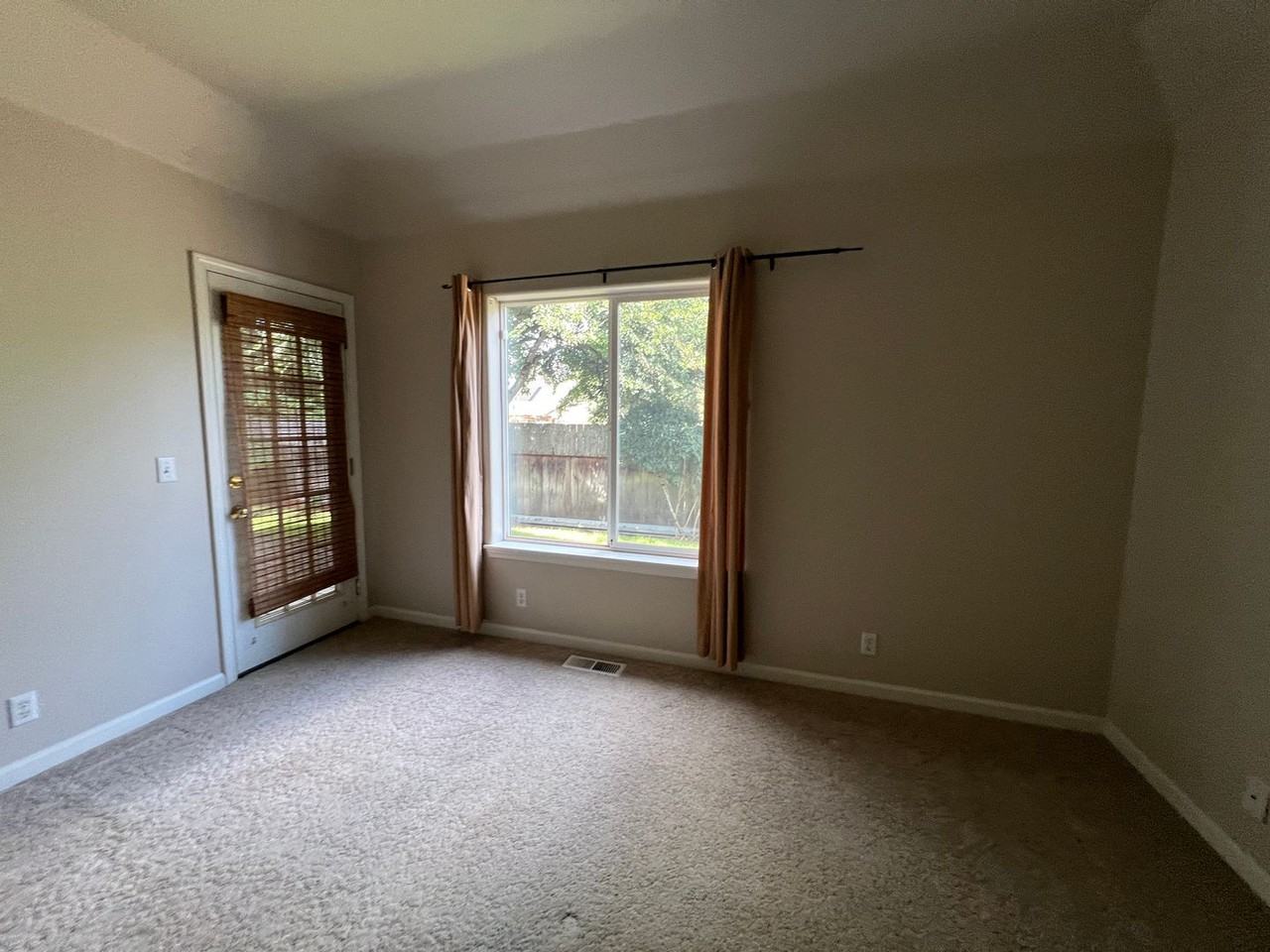 207 Grizzly Ave - Photo 6 of 16