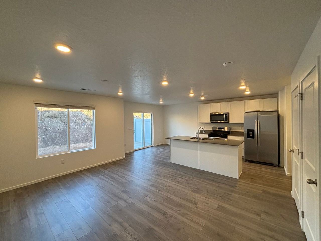 3323 E Big Bend Ln - Photo 2 of 23