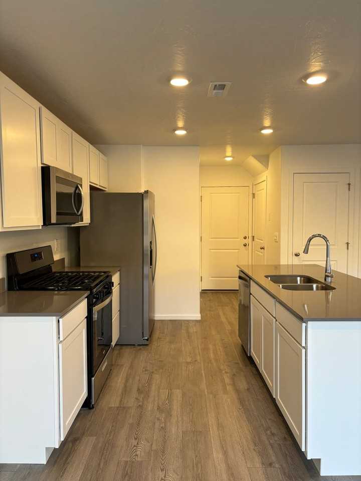 3323 E Big Bend Ln - Photo 4 of 23