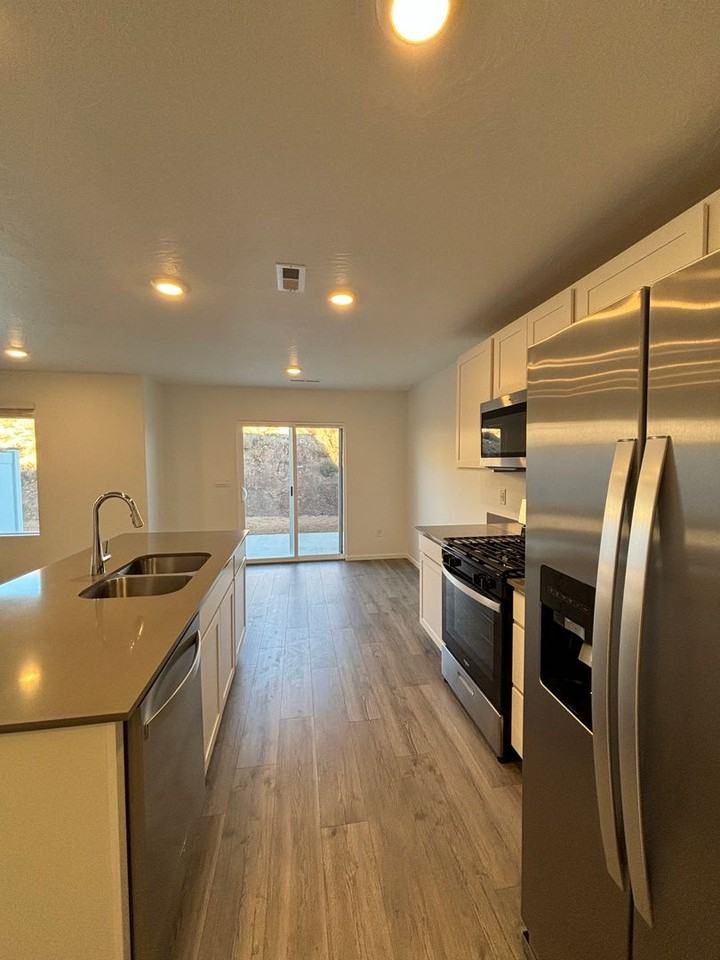 3323 E Big Bend Ln - Photo 5 of 23