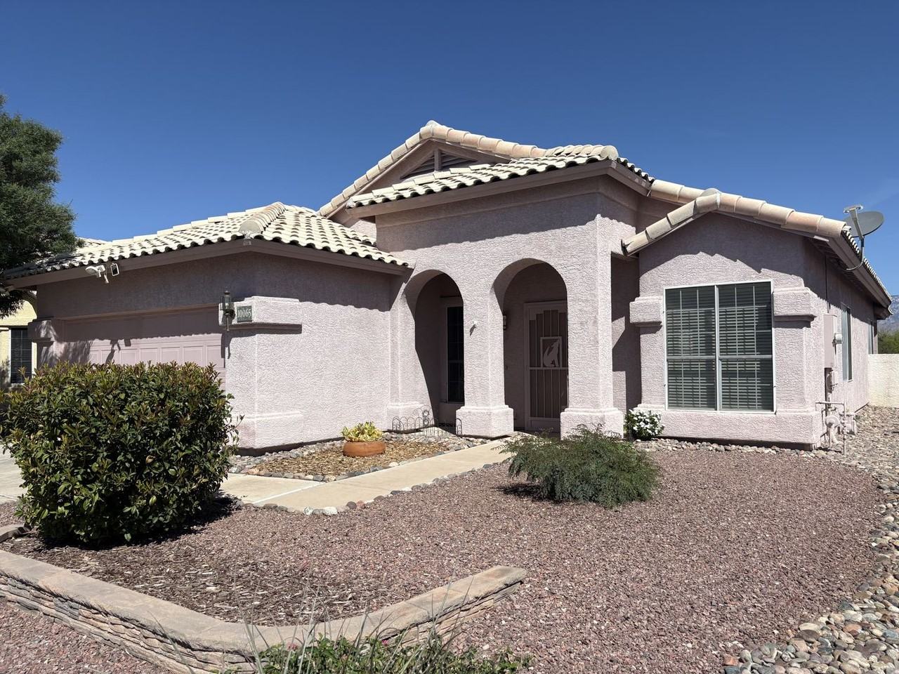 10065 E English Woods Rd - Photo 2 of 40