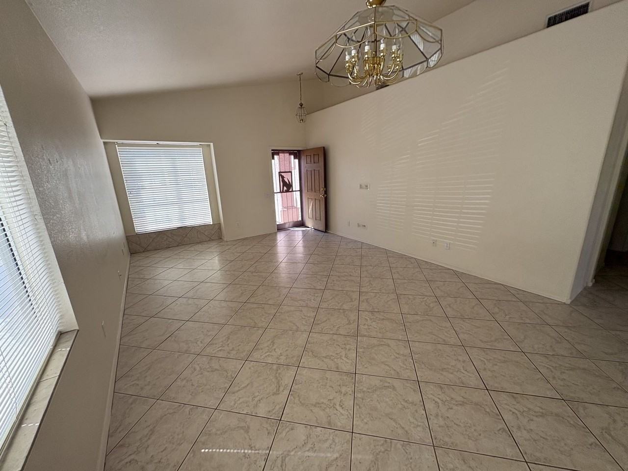 10065 E English Woods Rd - Photo 7 of 40