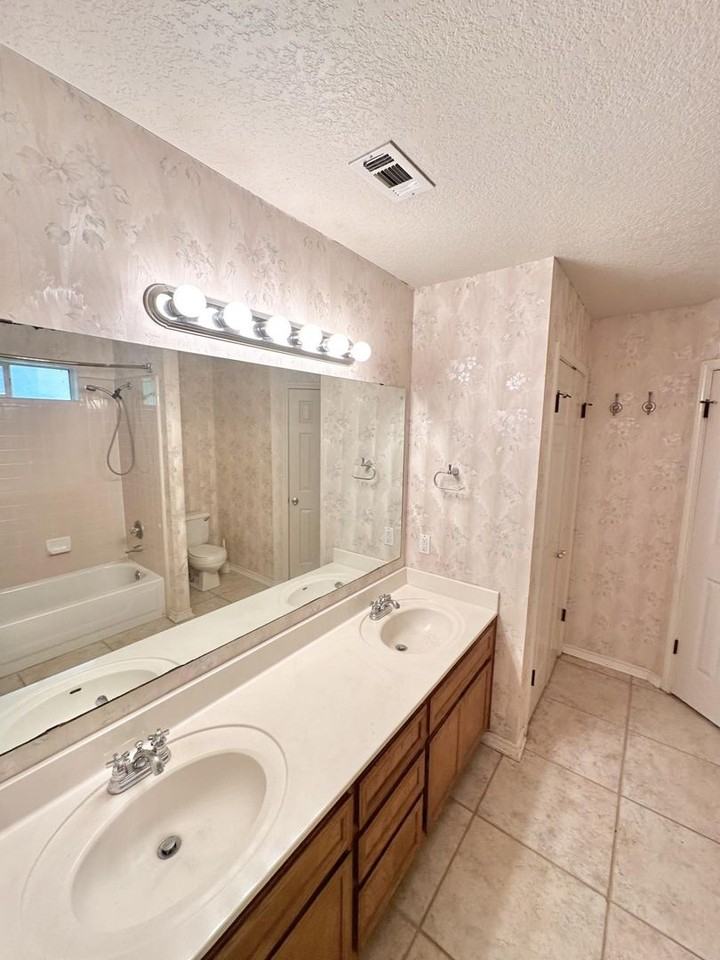 1100 Clairidge Ave - Photo 5 of 18