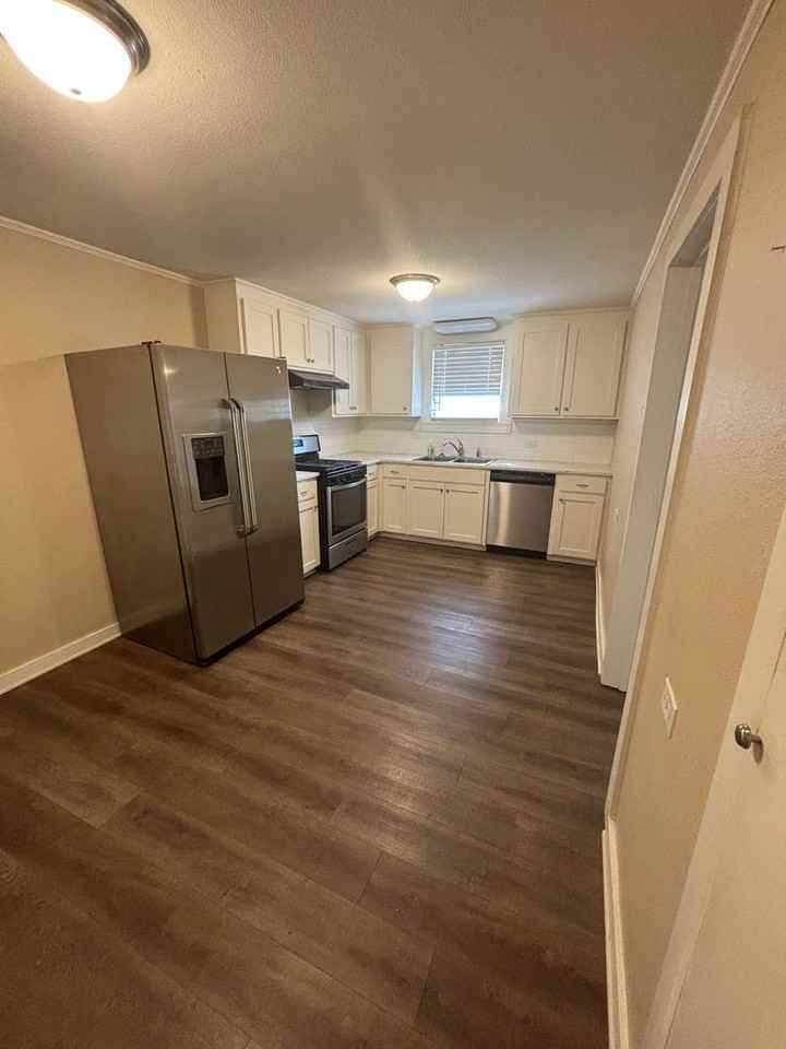 127 Albany Ave - Photo 5 of 8