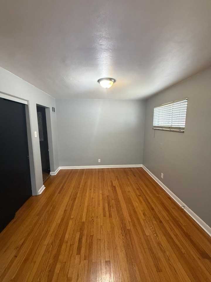 1315 Mendell Dr - Photo 6 of 27