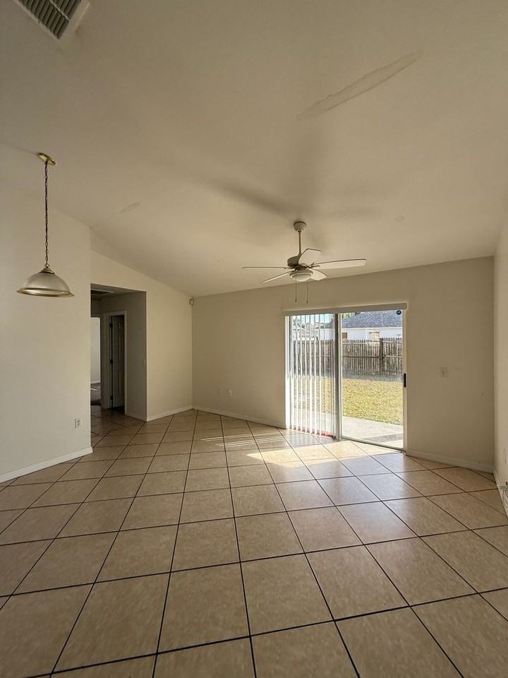 24 Sawfish Ct - Photo 3 of 25