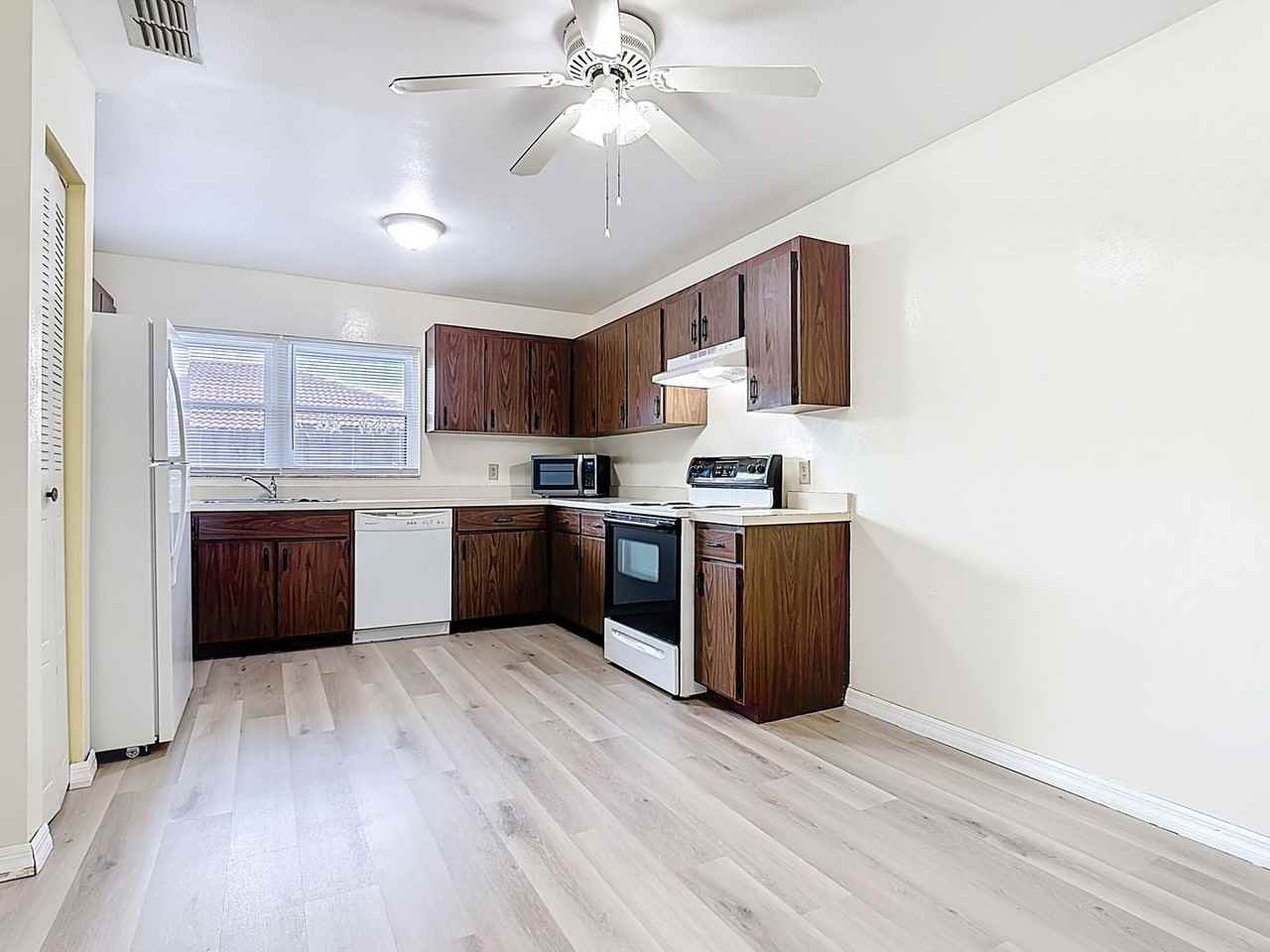 467 Hunter Cir - Photo 4 of 45