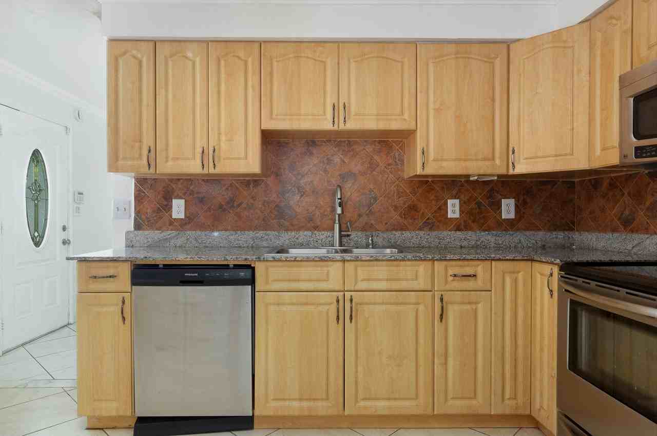 5601 Willow St N - Photo 7 of 33