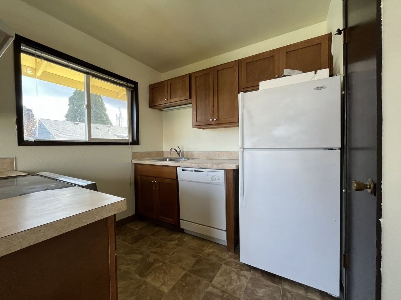 4660 Ne Lombard St - Photo 6 of 36