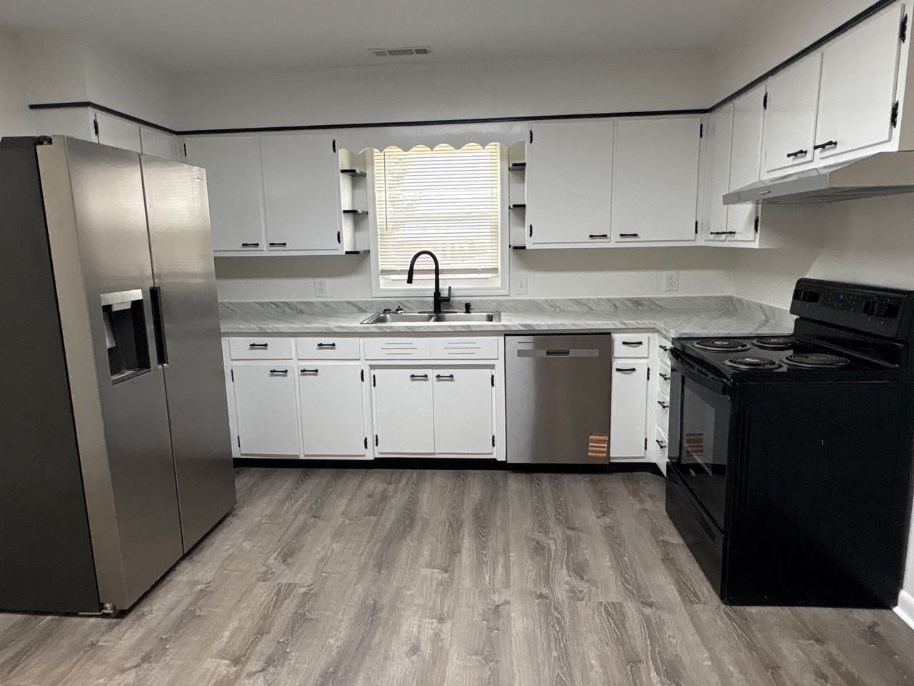 400 W Market St - Photo 7 of 19