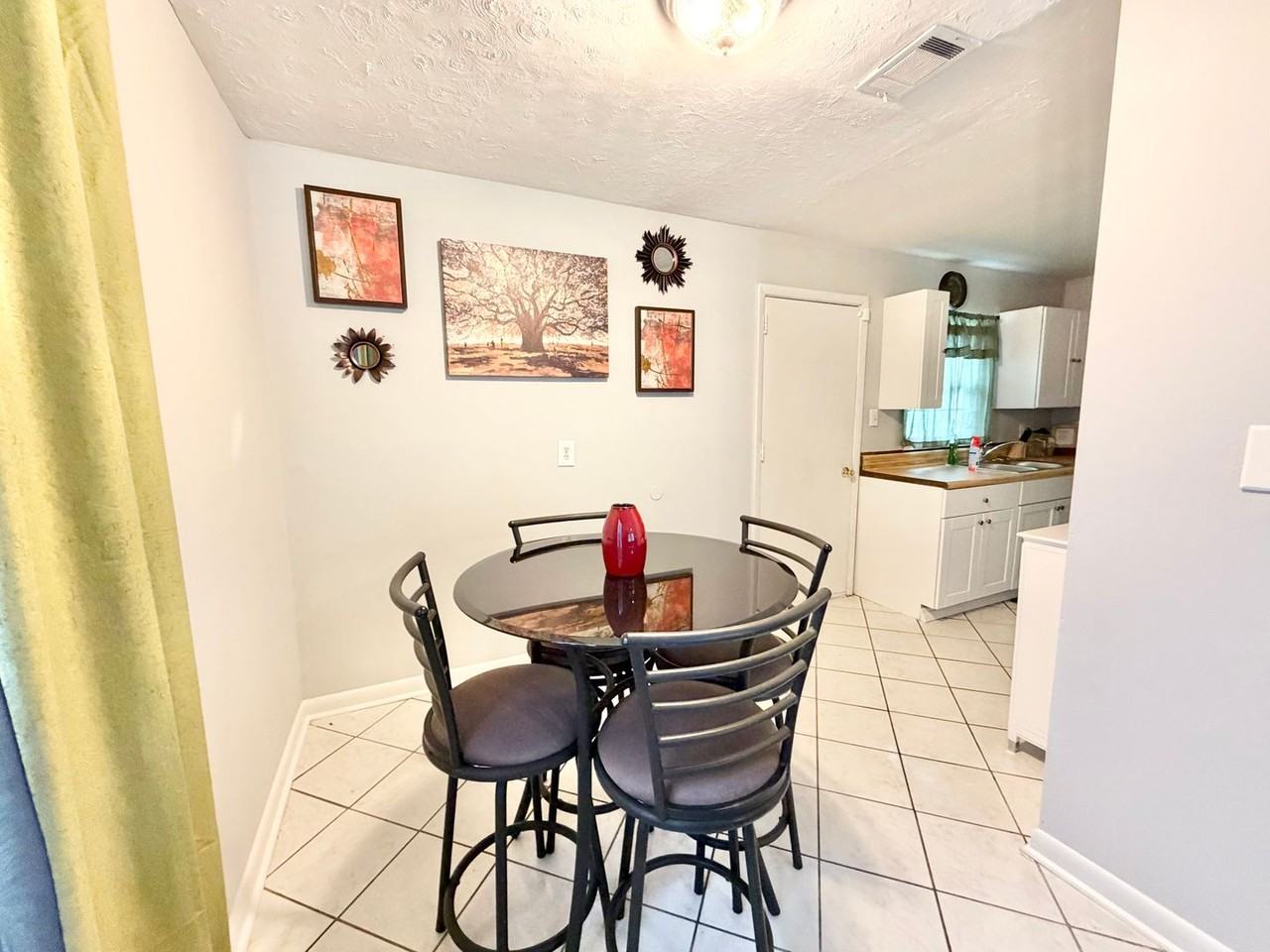 1437 Audubon Dr - Photo 4 of 17