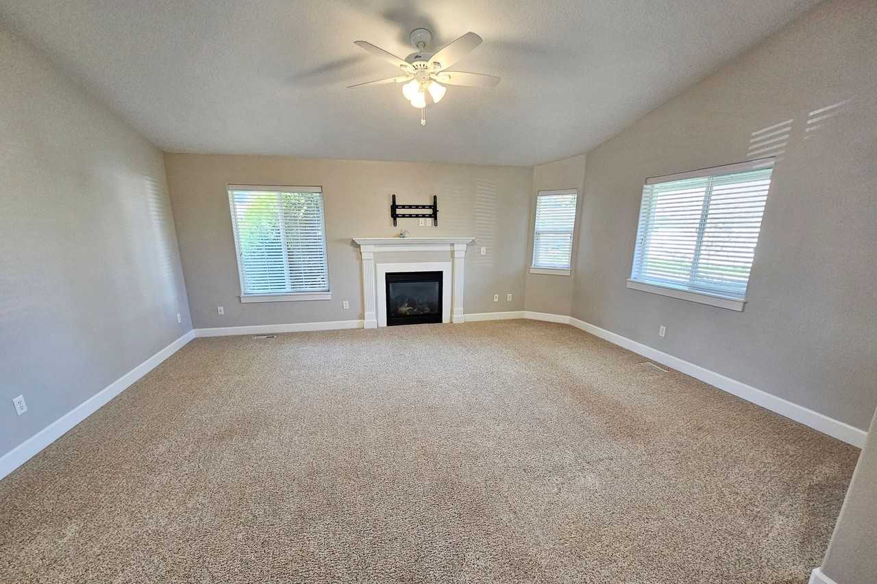 917 N Cascade Dr - Photo 3 of 28