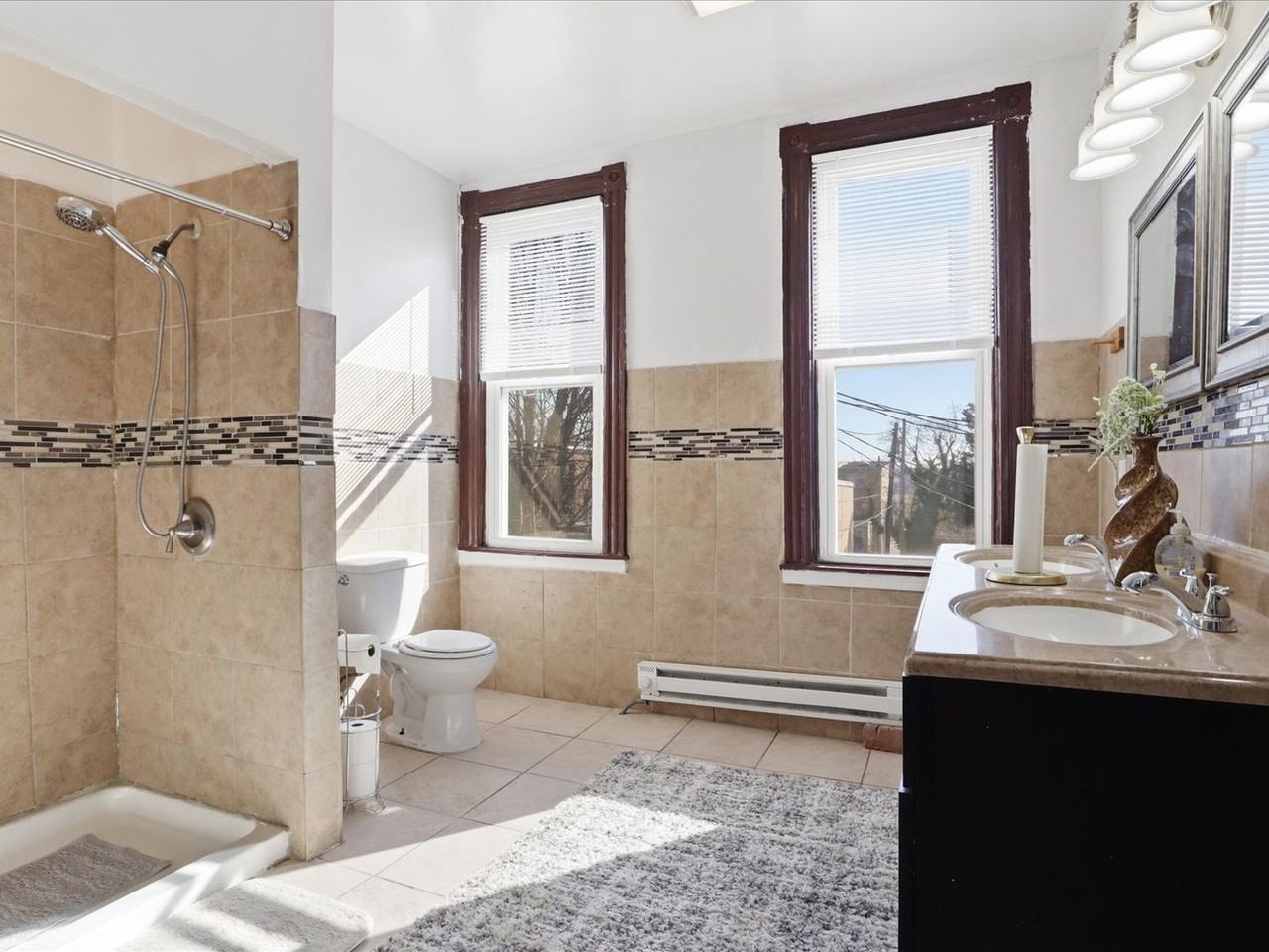 1211 N Caroline St - Photo 4 of 47