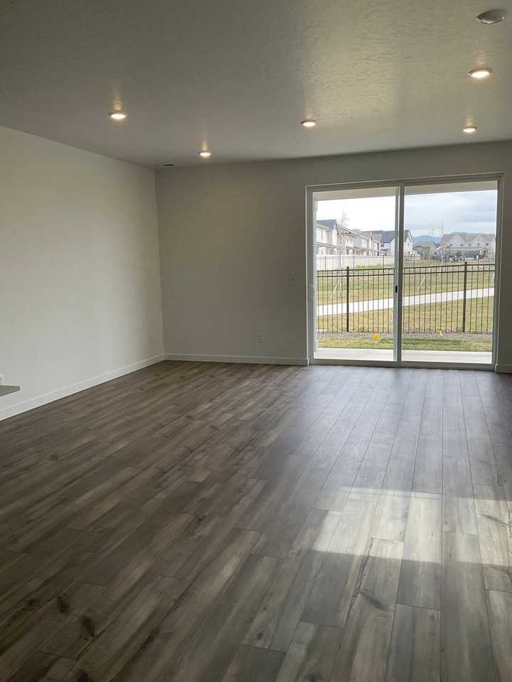 1820 N Big Star Ave - Photo 3 of 16