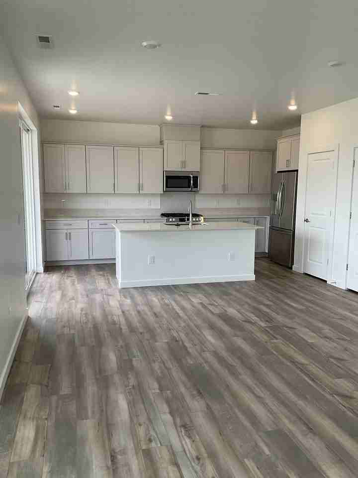 1832 N Big Star Ave - Photo 3 of 17