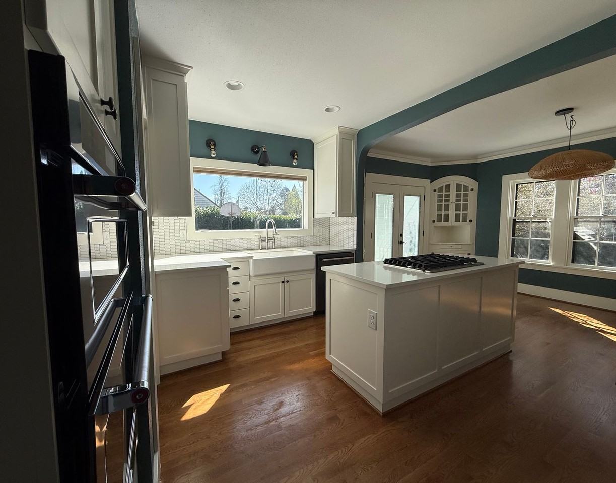 1036 Ne Cowls St - Photo 4 of 34