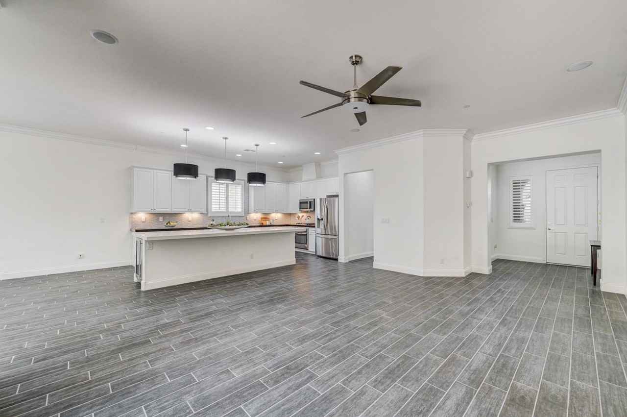 933 Everest Peak Ave - Photo 4 of 49