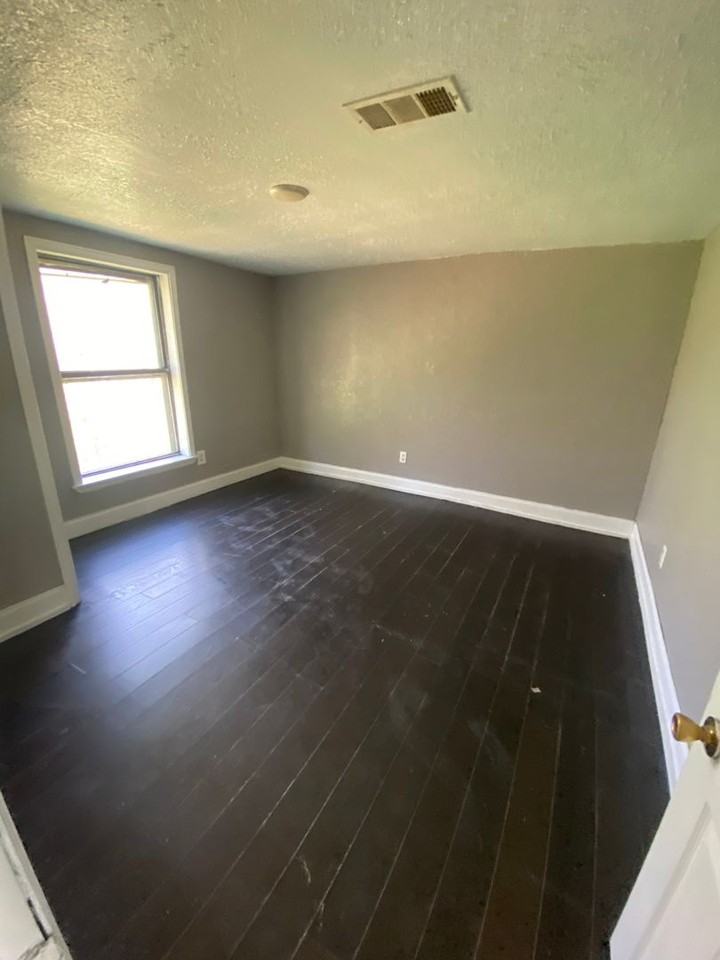 417 Poplar St - Photo 2 of 5