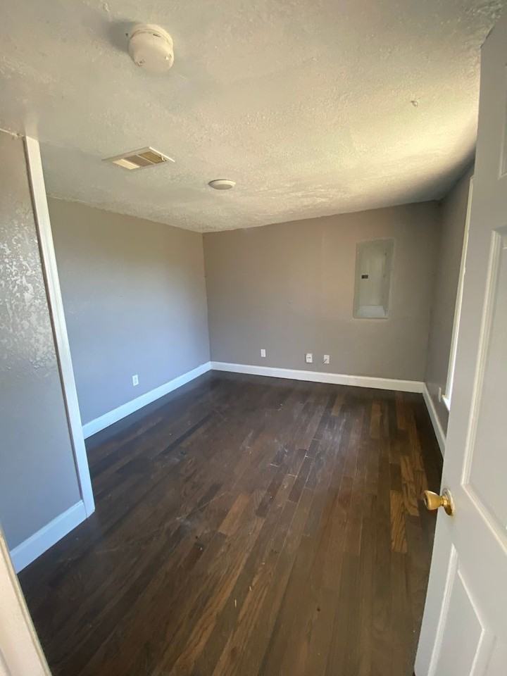 417 Poplar St - Photo 3 of 5