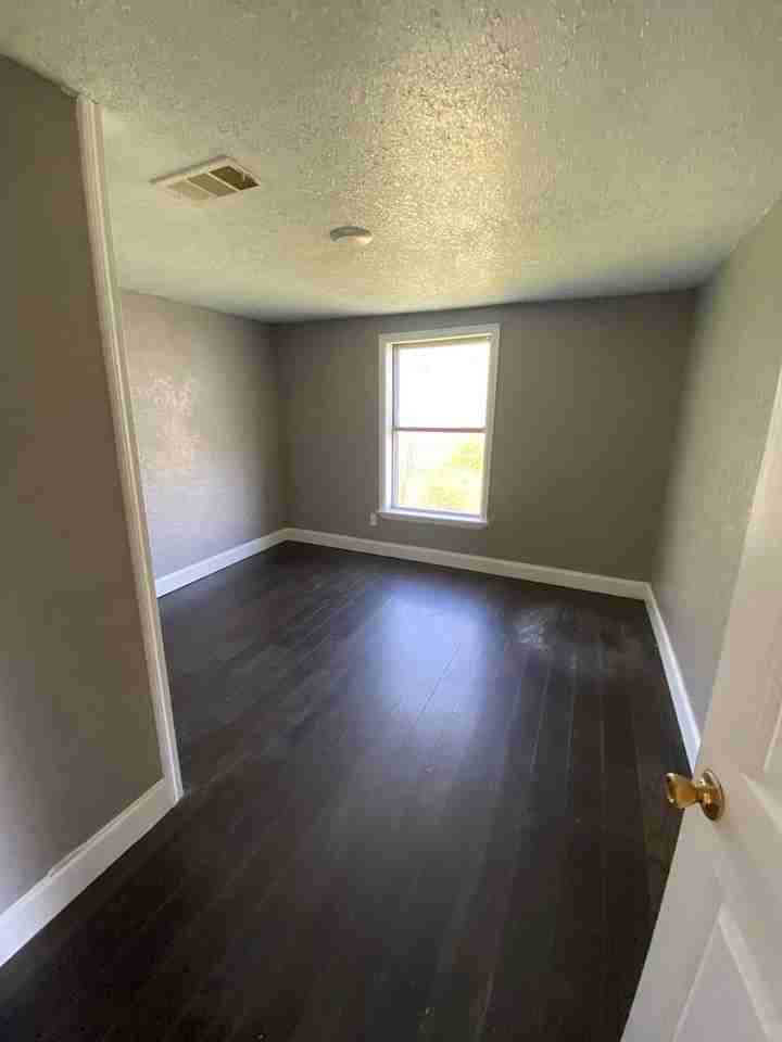 417 Poplar St - Photo 4 of 5