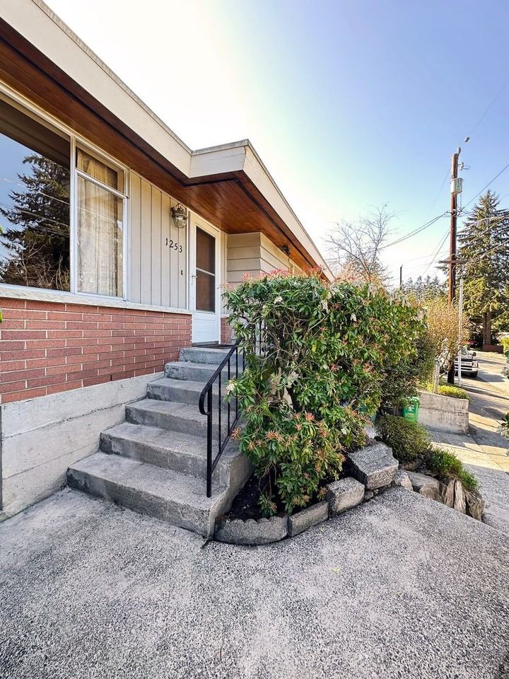 1253 Ne 104th St - Photo 2 of 19