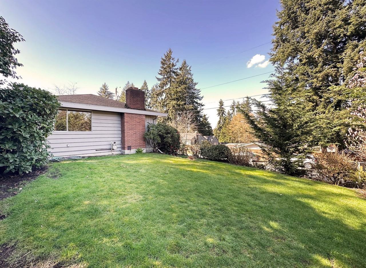 1253 Ne 104th St - Photo 4 of 19