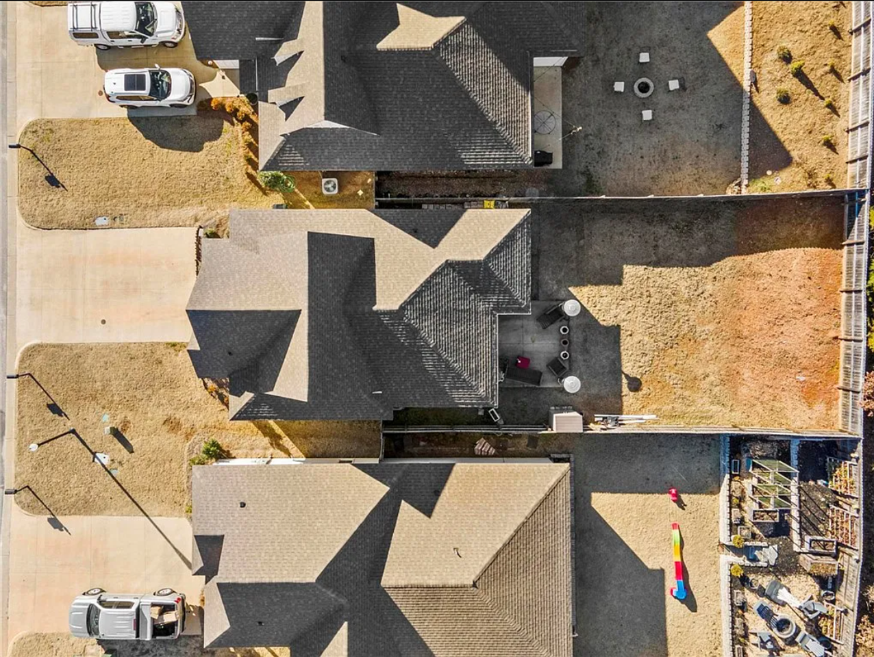 676 Village Dr - Photo 4 of 12