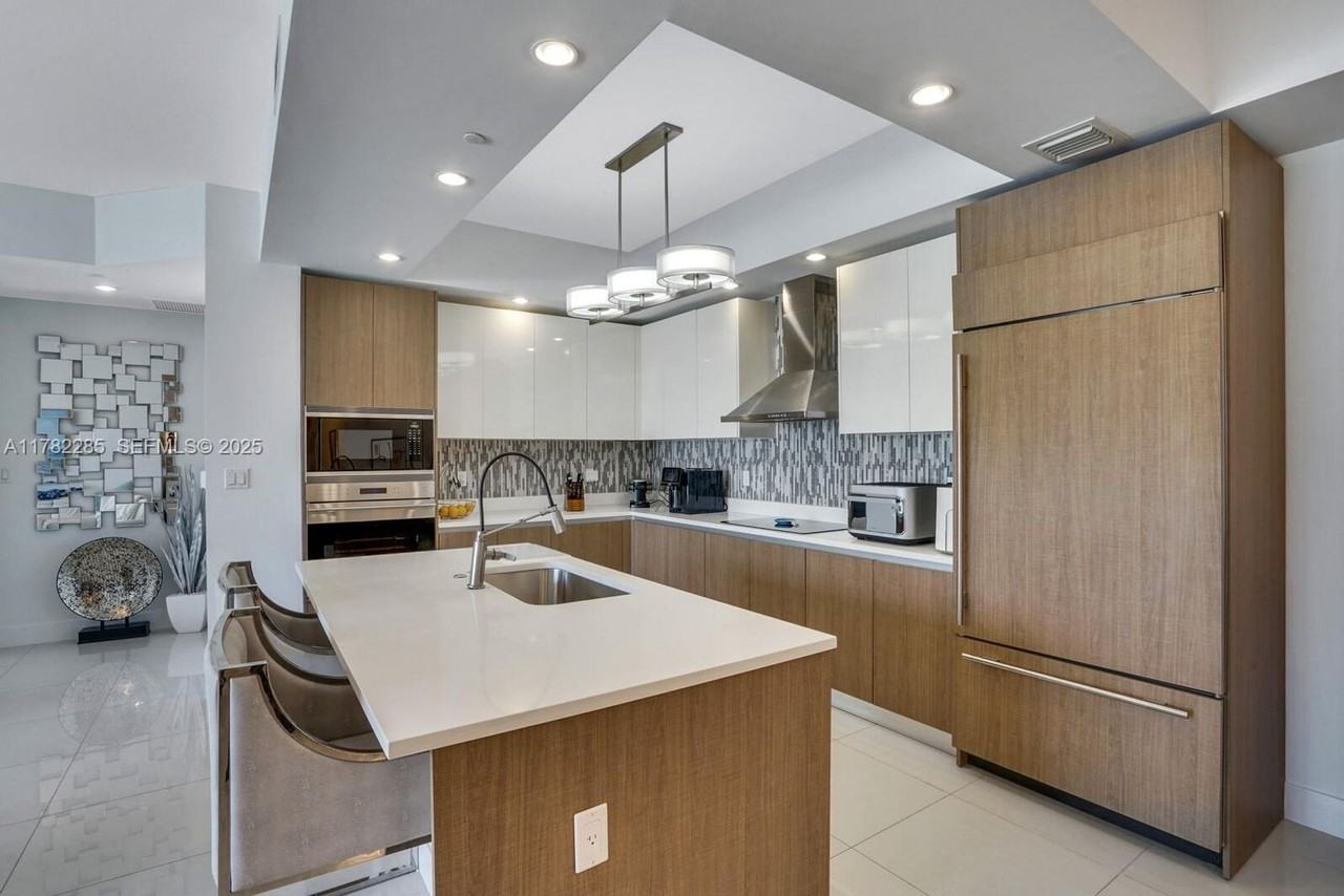 1200 1200 Hillsboro Mile 1303 - Photo 2 of 12