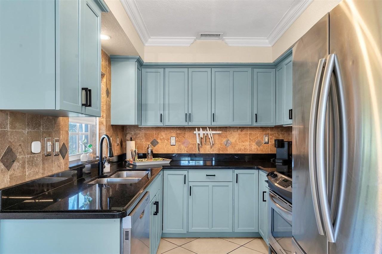 3221 Seaward Dr - Photo 3 of 21