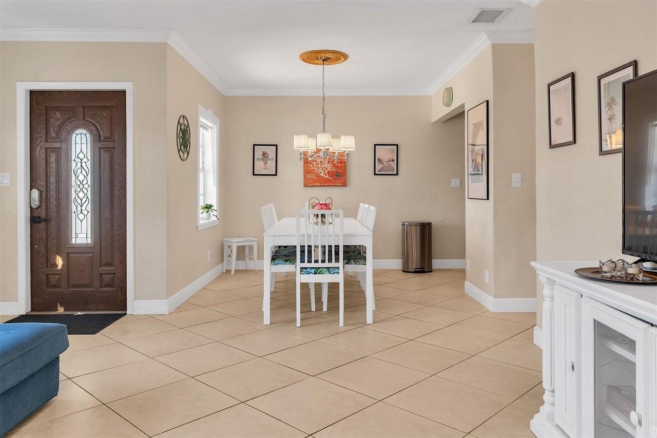 3221 Seaward Dr - Photo 4 of 21