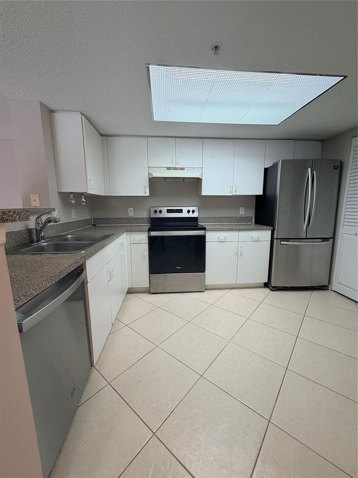 5025 Wiles Rd - Photo 4 of 16