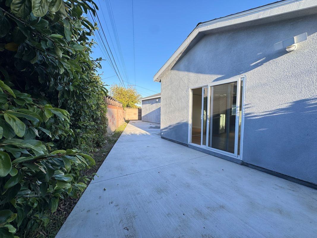 6635 Vanguard Ave - Photo 6 of 11