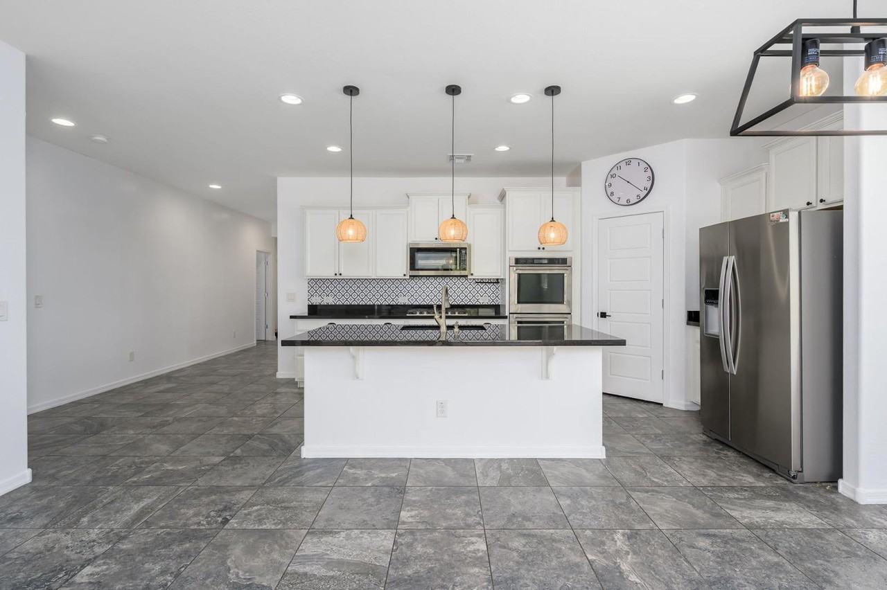 8536 S 40th Gln - Photo 4 of 17