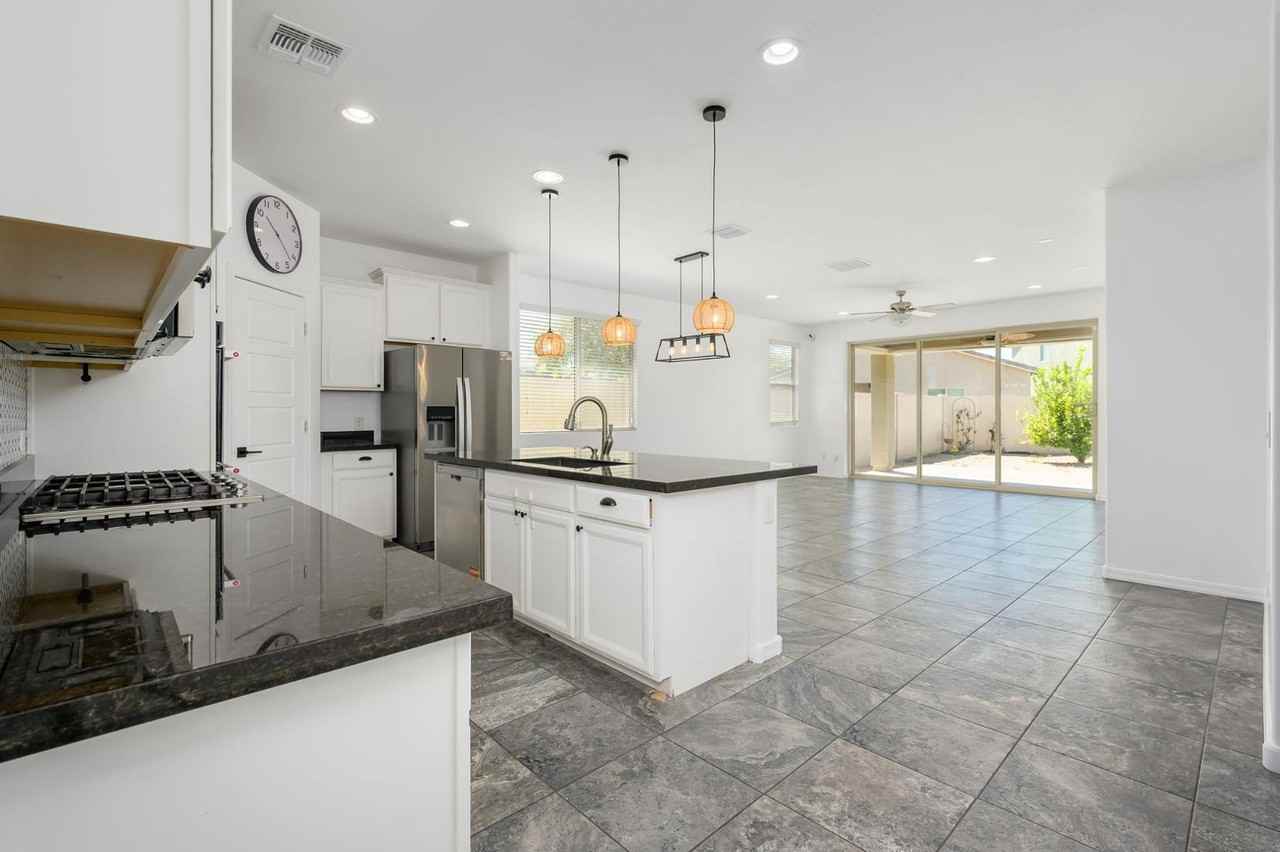 8536 S 40th Gln - Photo 5 of 17