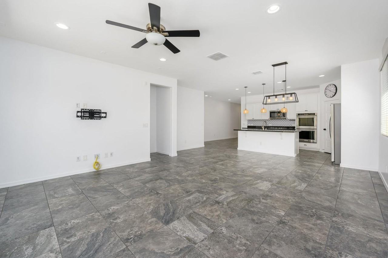 8536 S 40th Gln - Photo 6 of 17