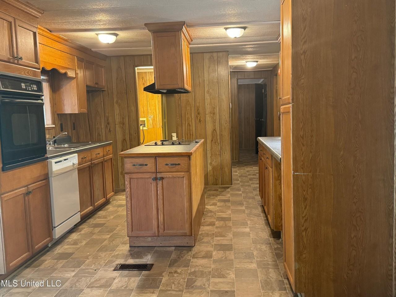 1213 Lake Shore Dr - Photo 5 of 12