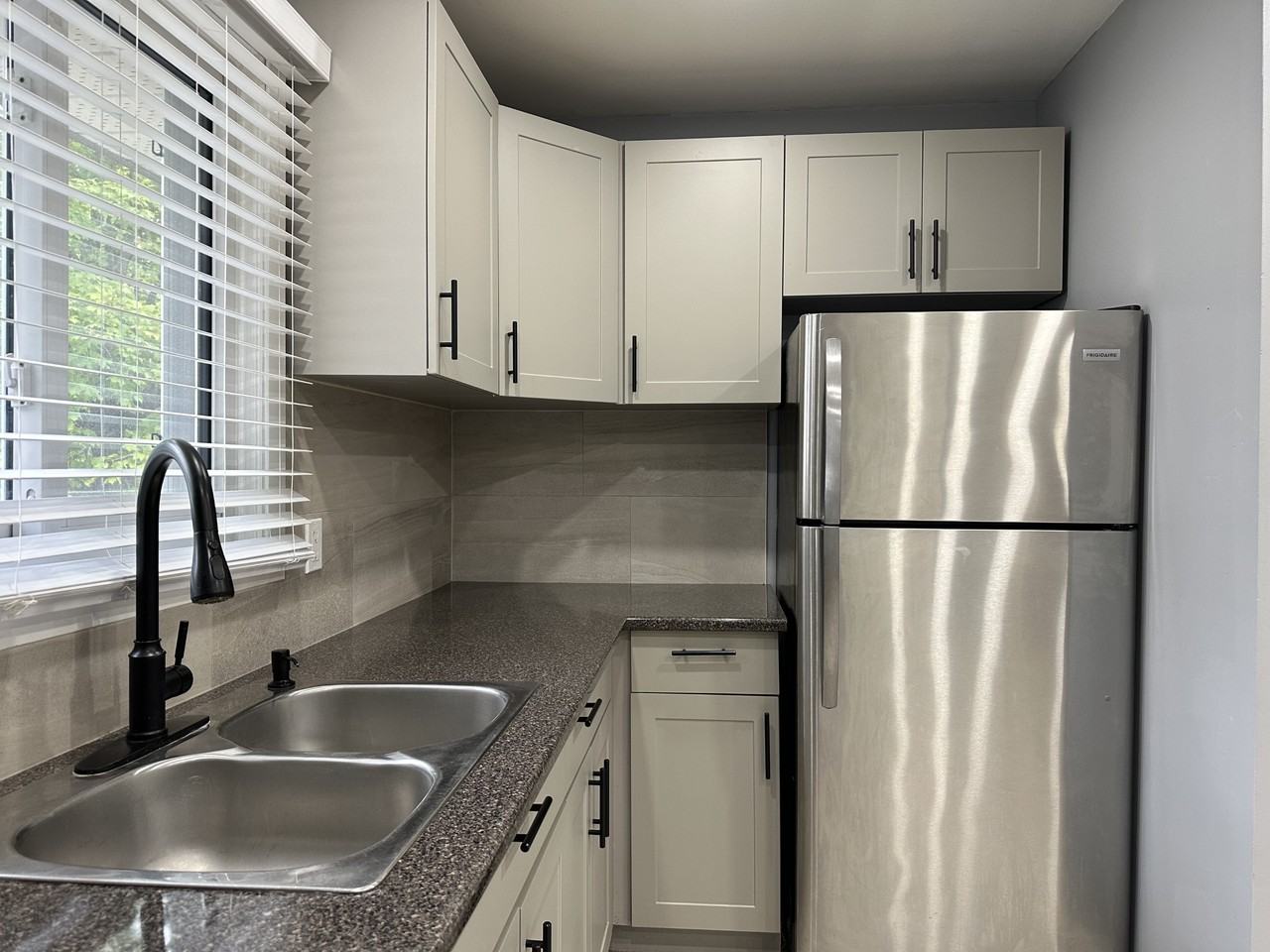 1612 Cherryhill Rd - Photo 4 of 22