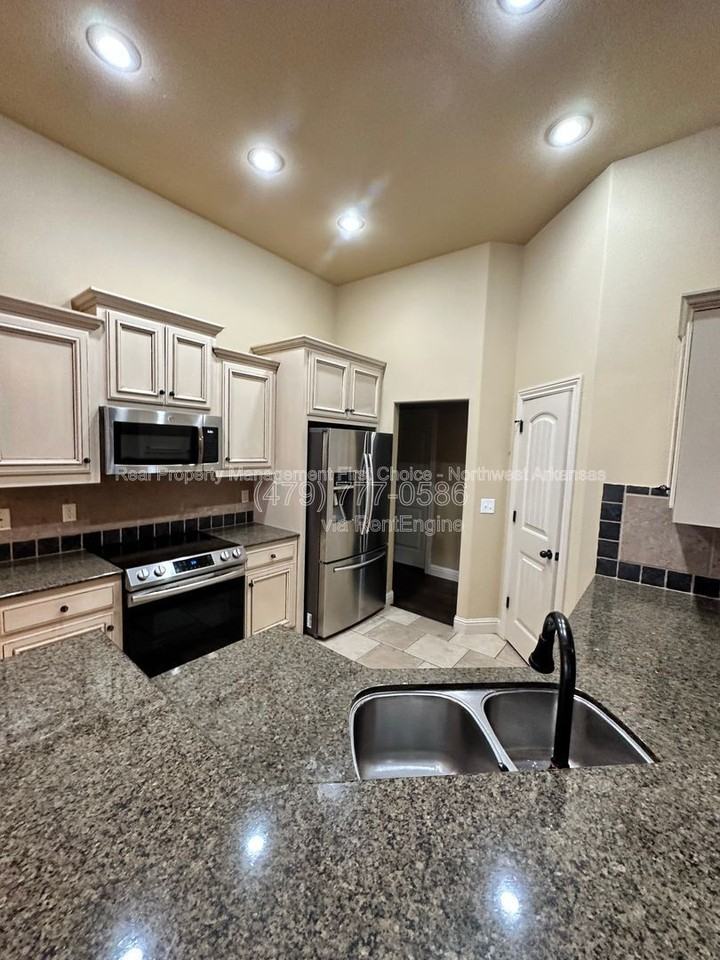 2006 W Morter Pl - Photo 5 of 30