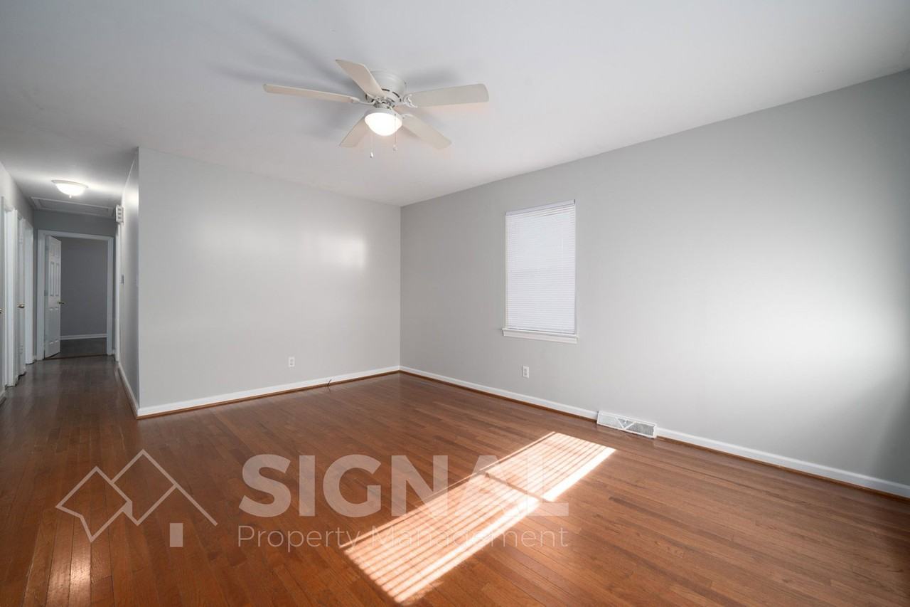 2425 Circle Dr - Photo 5 of 23