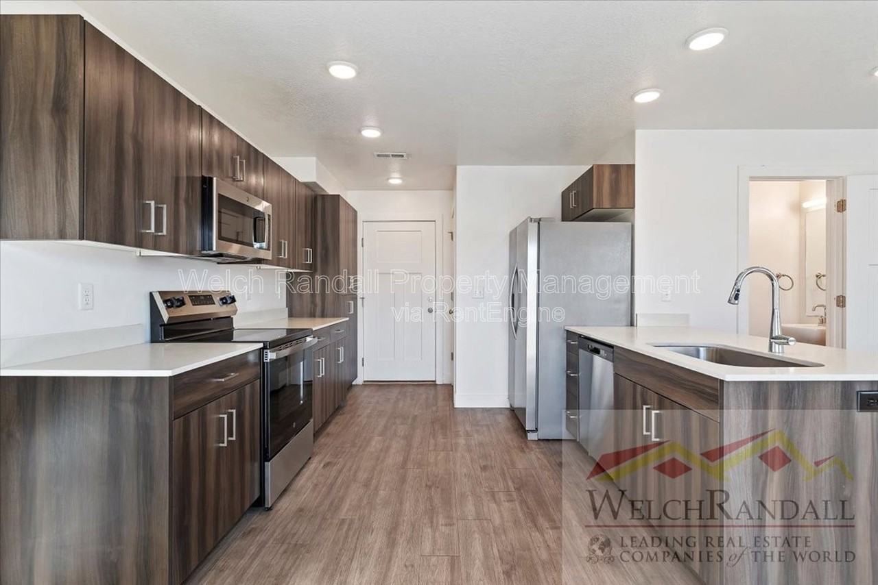 1177 W Shady Brook Ln #6 - Photo 7 of 25