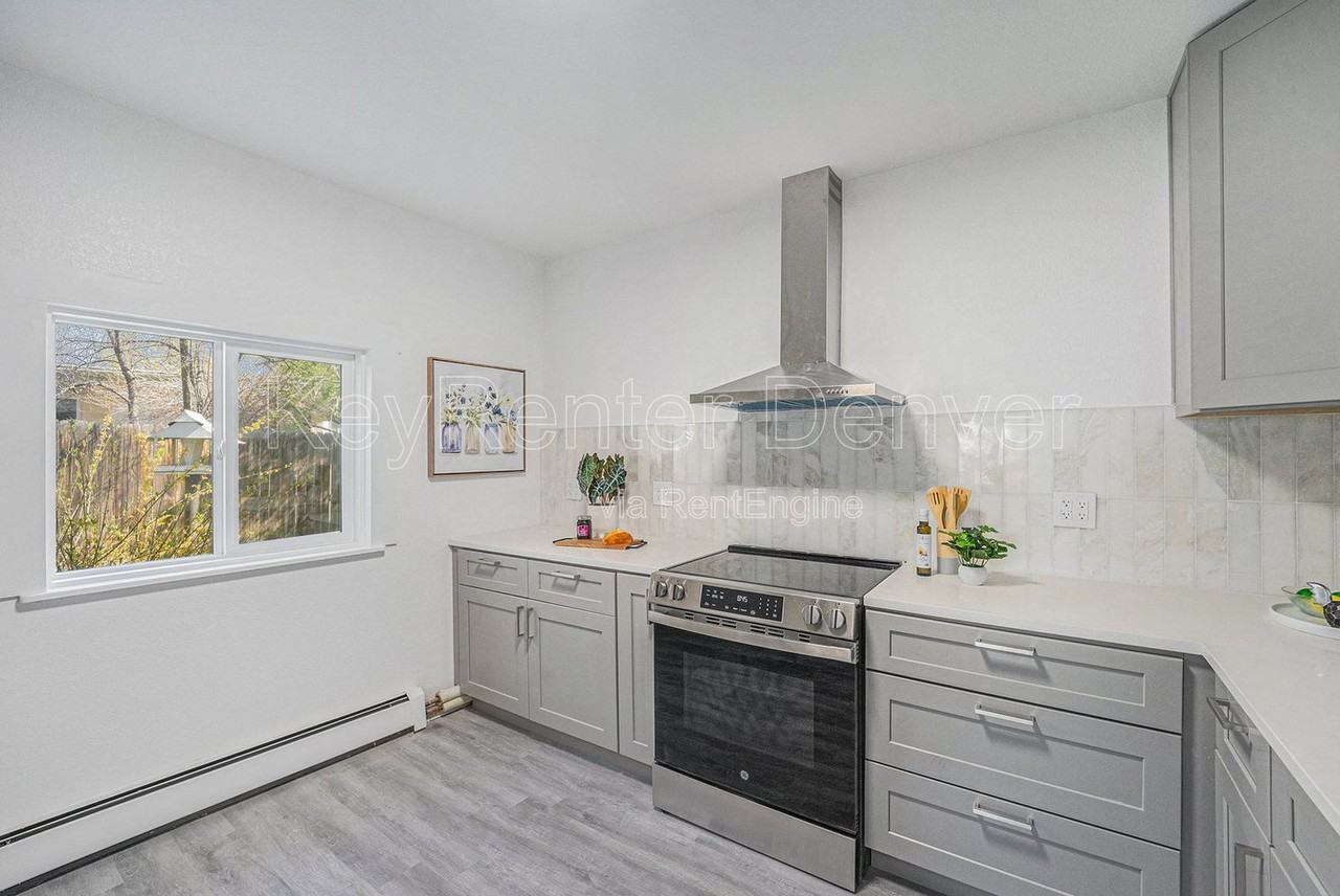 1580 S Krameria St - Photo 6 of 30