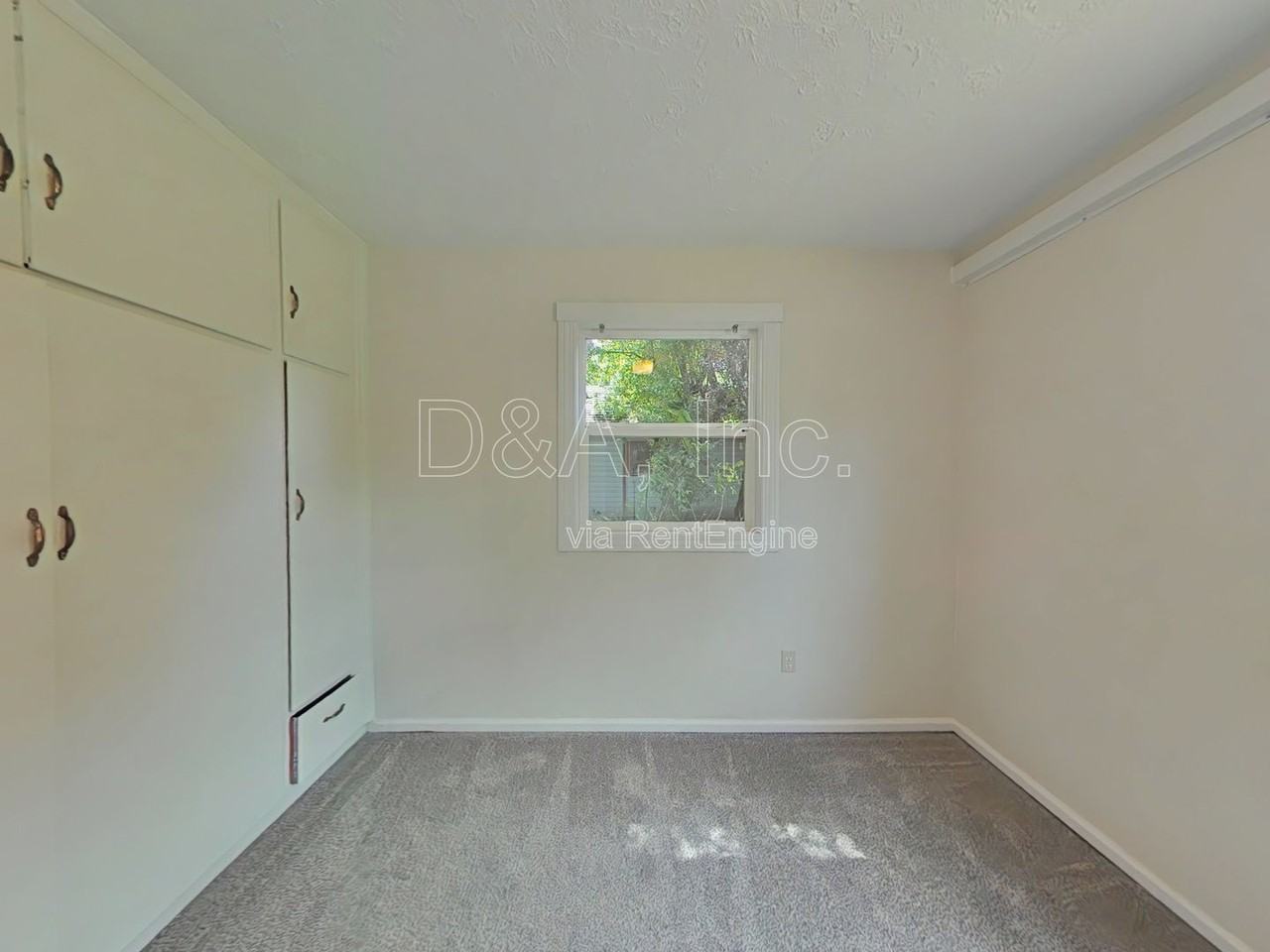 2012 Nw Tyler Ave - Photo 5 of 9