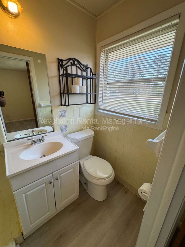 4010 Emerald Lake Dr - Photo 6 of 11