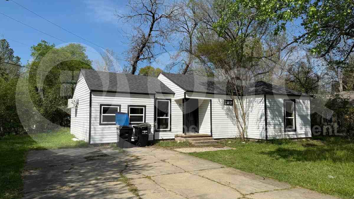 905 Bell Dr - Photo 3 of 21