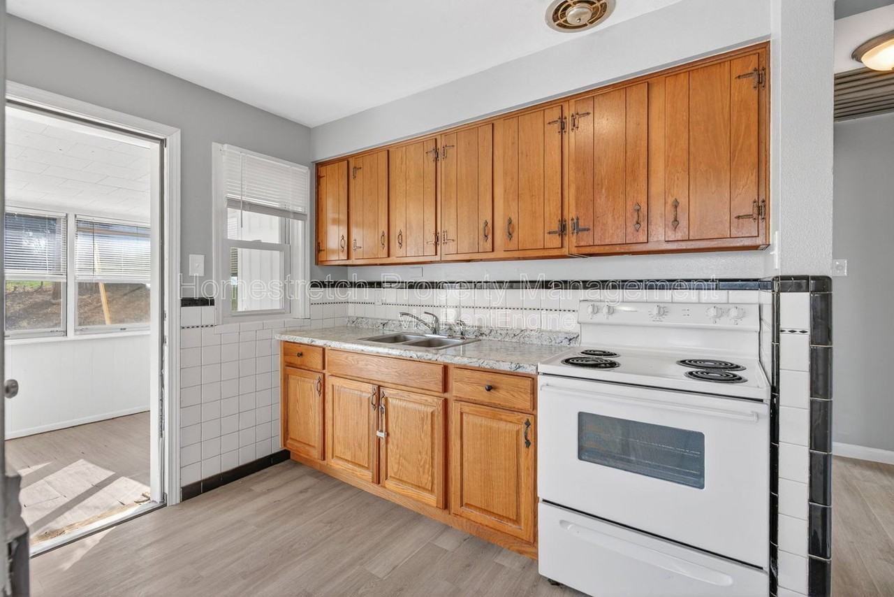 1214 Forest Home Dr - Photo 6 of 36