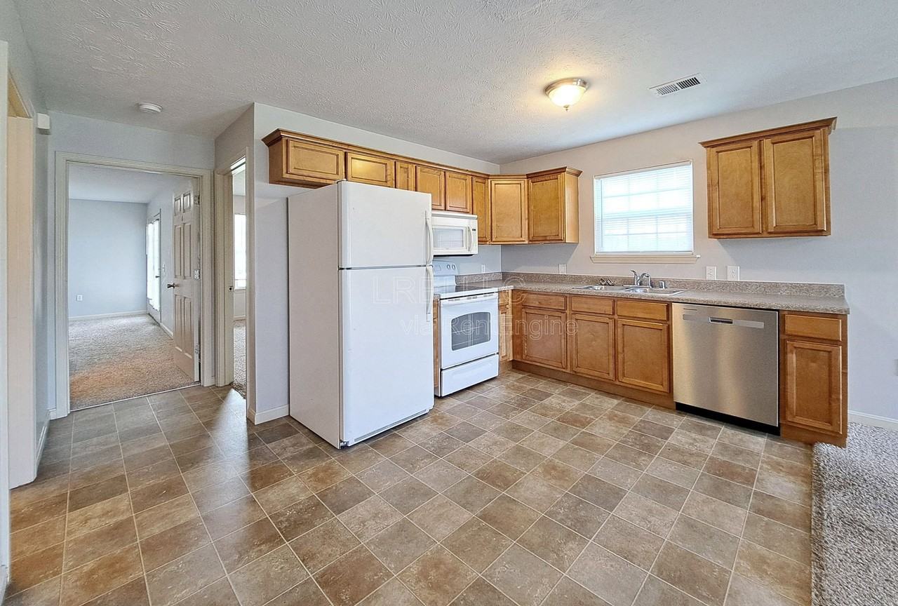 304 Keeneland Dr #1B - Photo 3 of 18