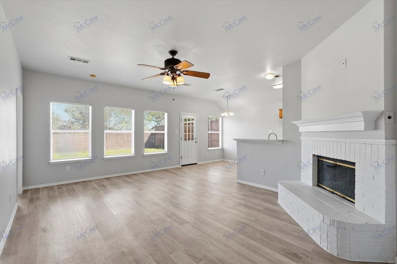 412 Pin Oak Ln - Photo 4 of 19